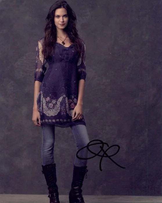 Odette Yustman autograph