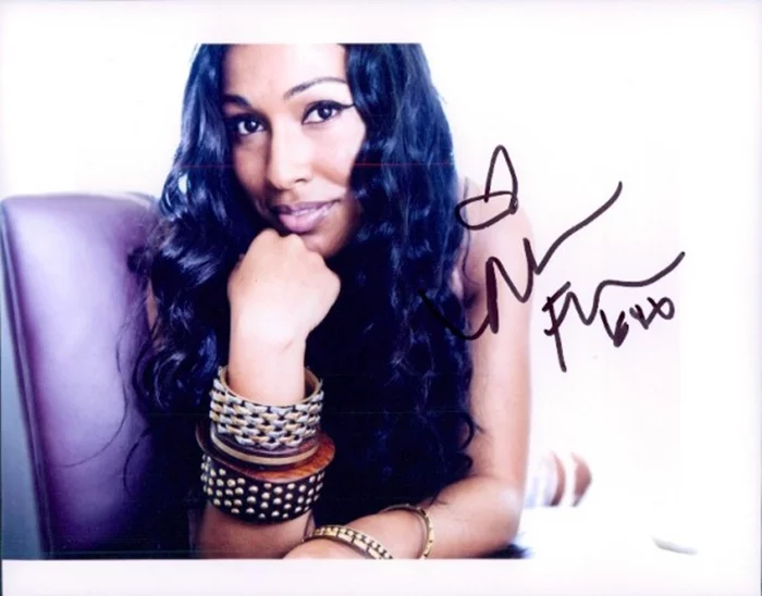 Melanie Fiona autograph