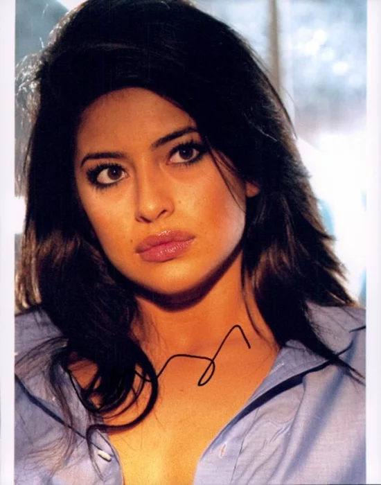Mayra Leal autograph