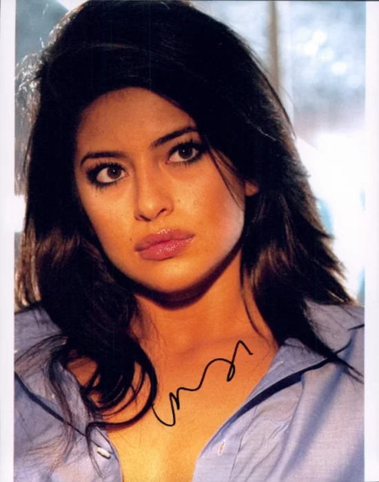 Mayra Leal autograph