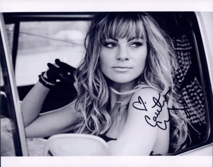 Caitlin Crosby autograph