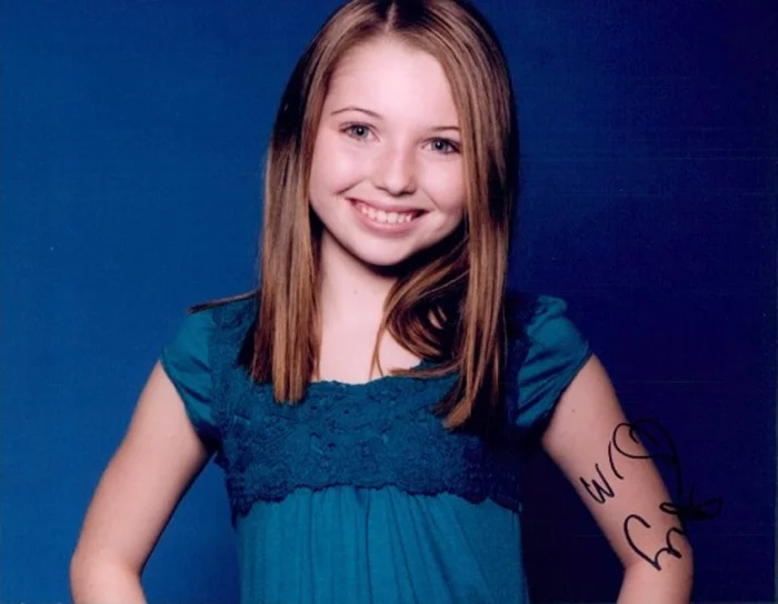 Sammi Hanratty autograph