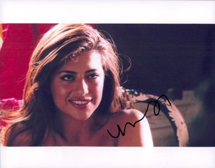 Mayra Leal autograph