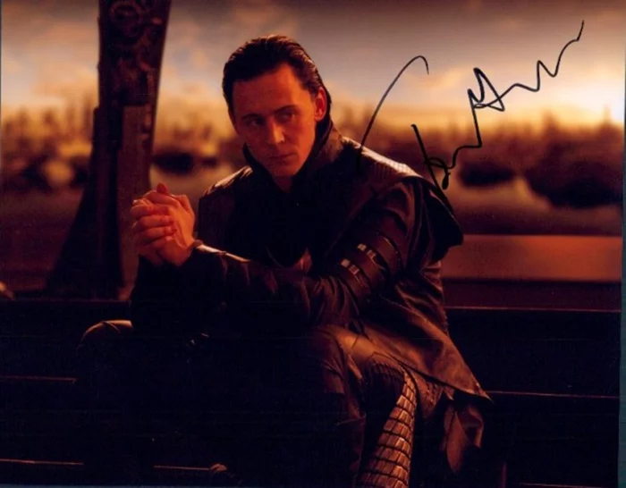 Tom Hiddleston autograph