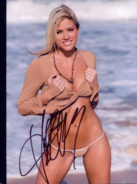 Kelly Kelly autograph