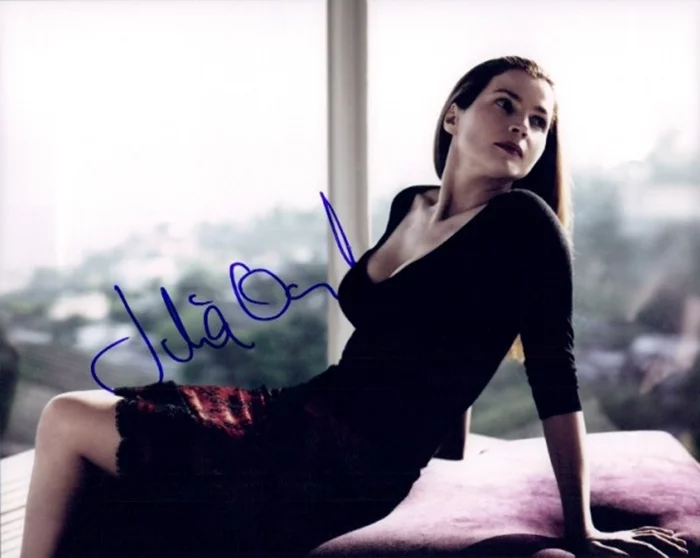 Julia Ormond autograph