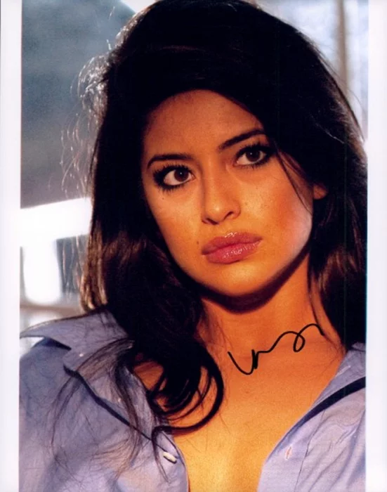 Mayra Leal autograph