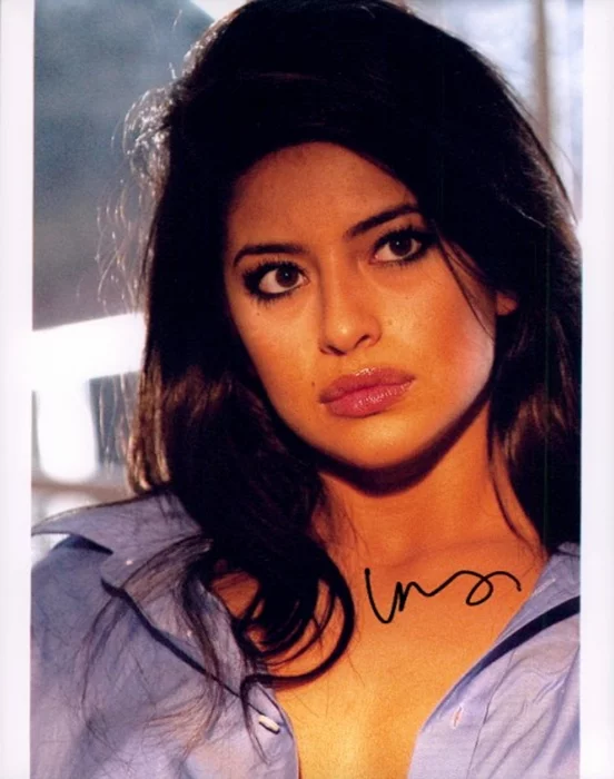 Mayra Leal autograph