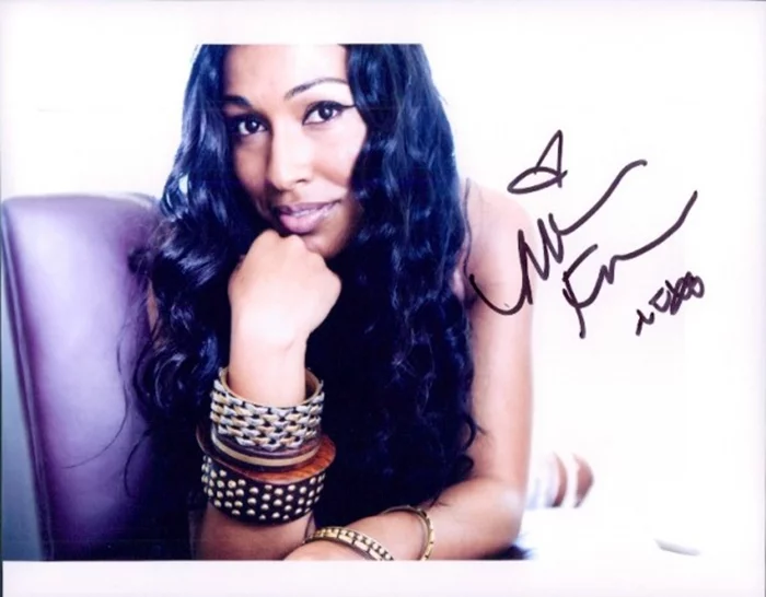 Melanie Fiona autograph