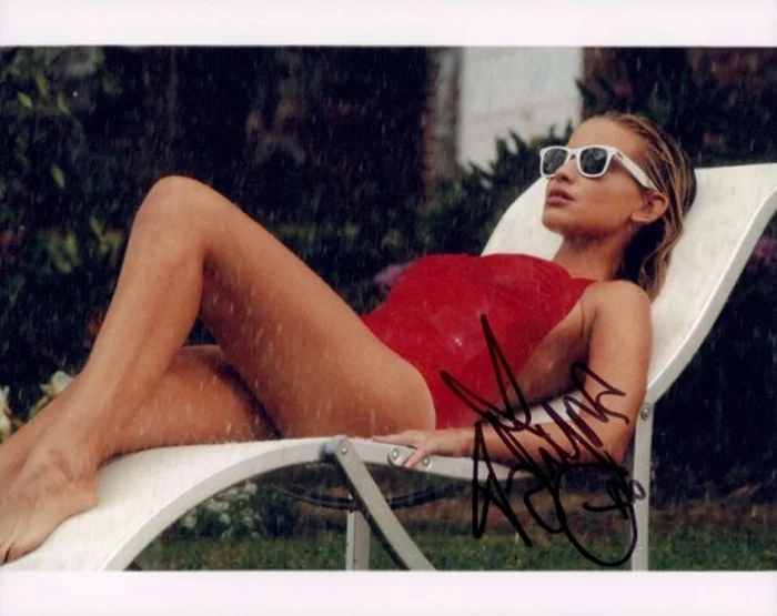 Tahyna Tozzi autograph