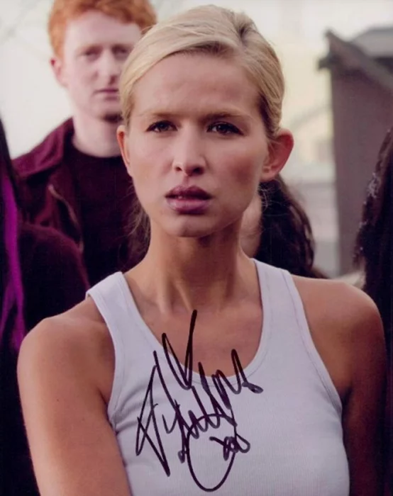Tahyna Tozzi autograph