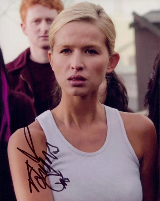Tahyna Tozzi autograph