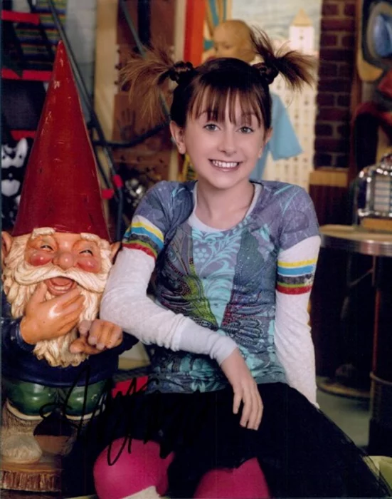 Allisyn Arm autograph