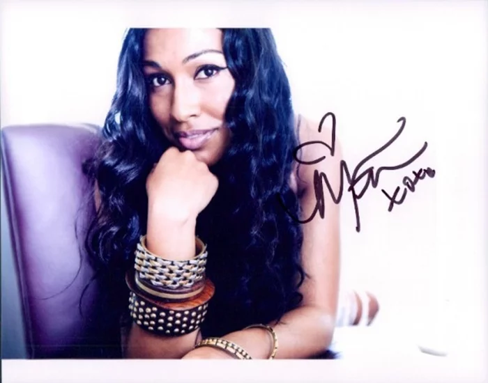 Melanie Fiona autograph