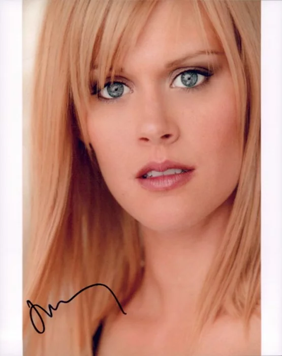 Janet Varney autograph