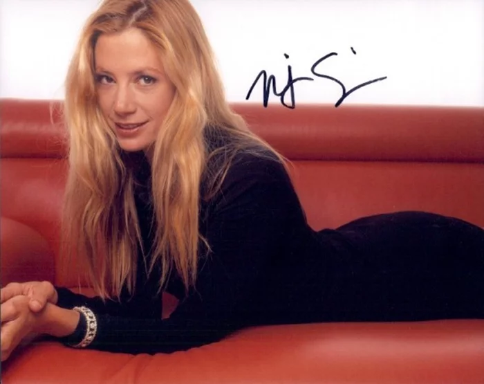Mira Sorvino autograph