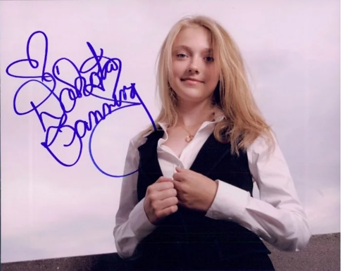 Dakota Fanning autograph