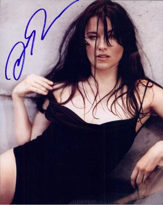 Lucy Lawless autograph