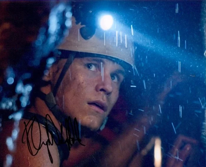 Rhys Wakefield autograph
