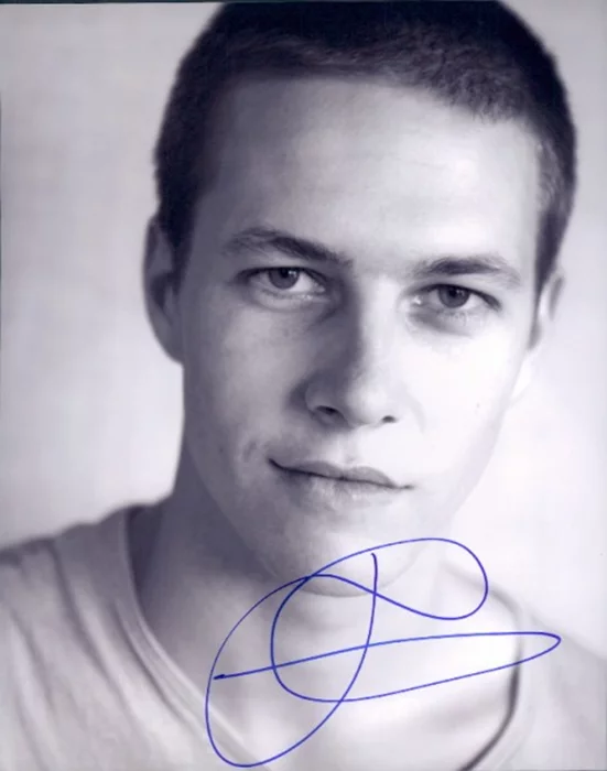 Luke Bracey autograph