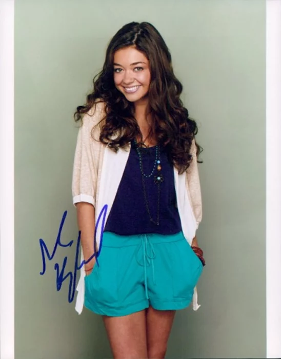 Sarah Hyland autograph