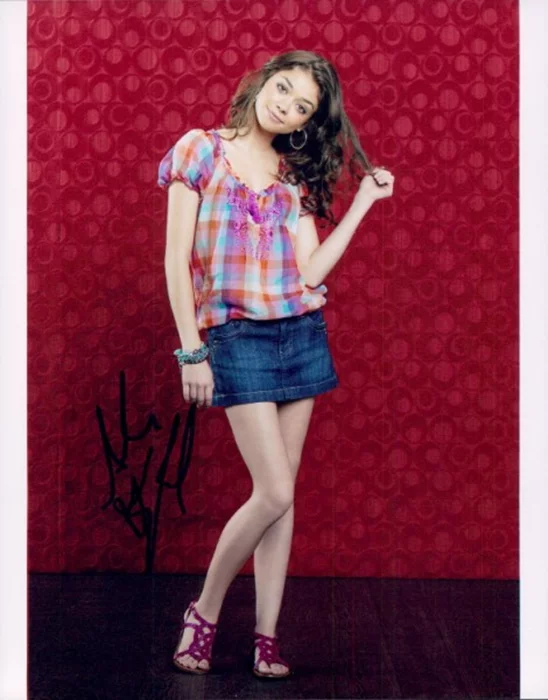 Sarah Hyland autograph