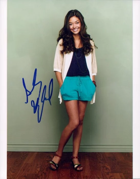 Sarah Hyland autograph