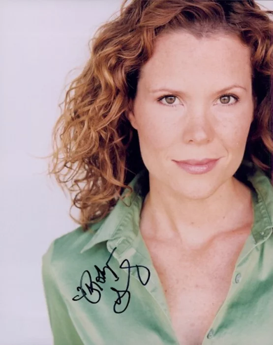Robyn Lively autograph