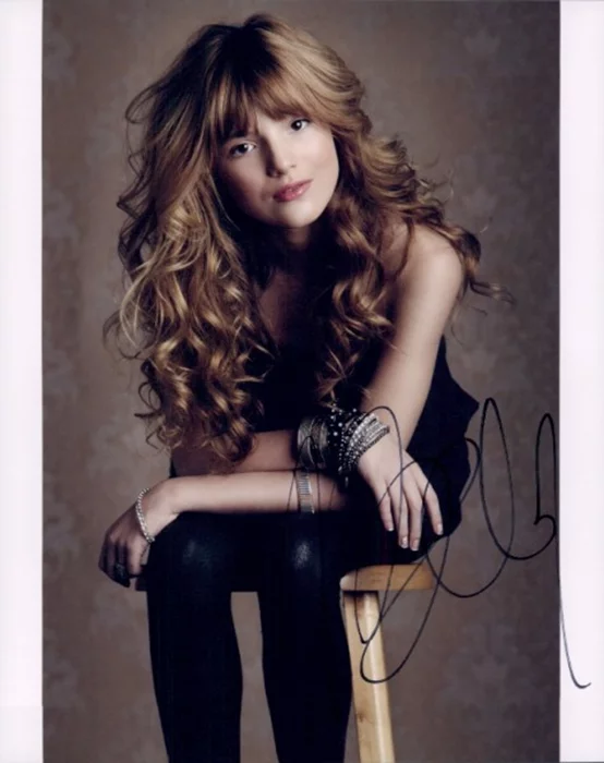 Bella Thorne autograph