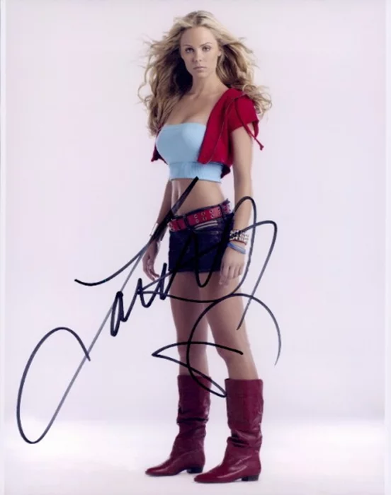 Laura Vandervoort autograph