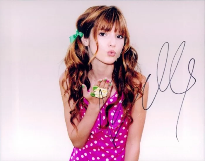 Bella Thorne autograph