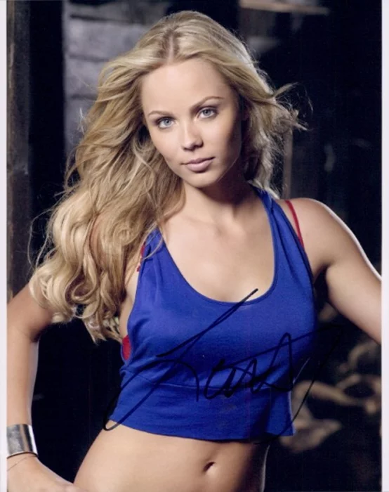 Laura Vandervoort autograph