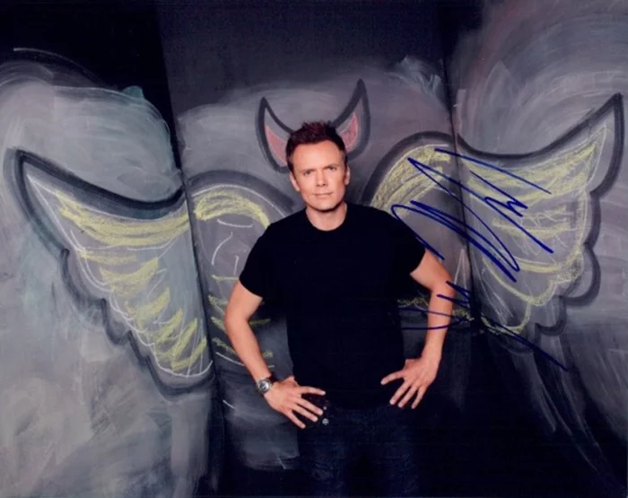Joel McHale autograph
