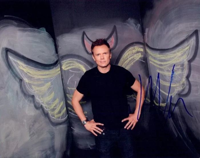 Joel McHale autograph