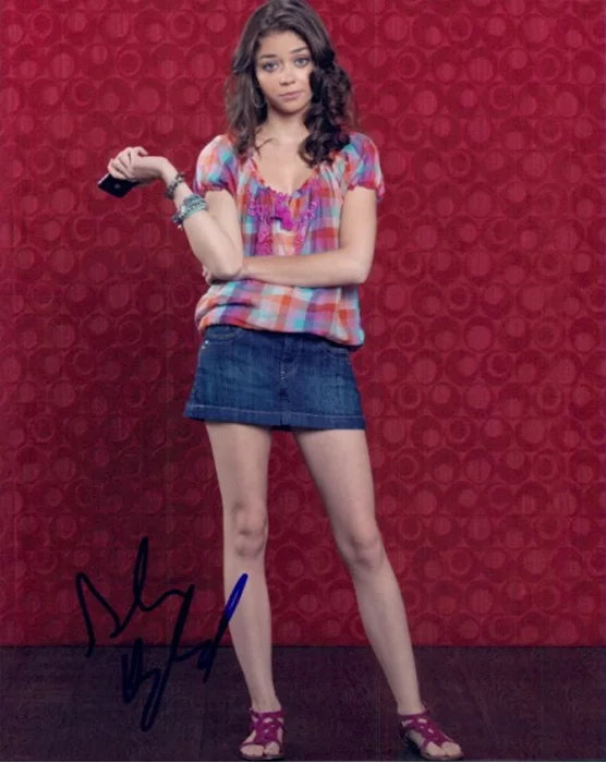 Sarah Hyland autograph