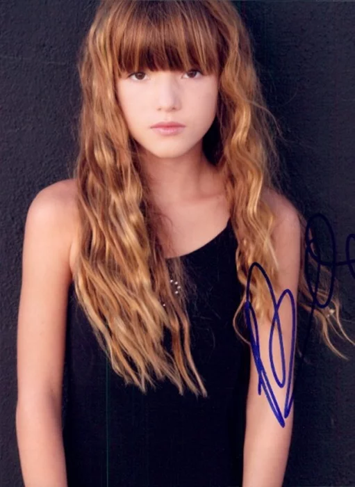 Bella Thorne autograph