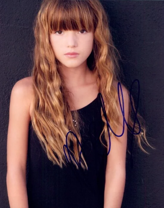 Bella Thorne autograph
