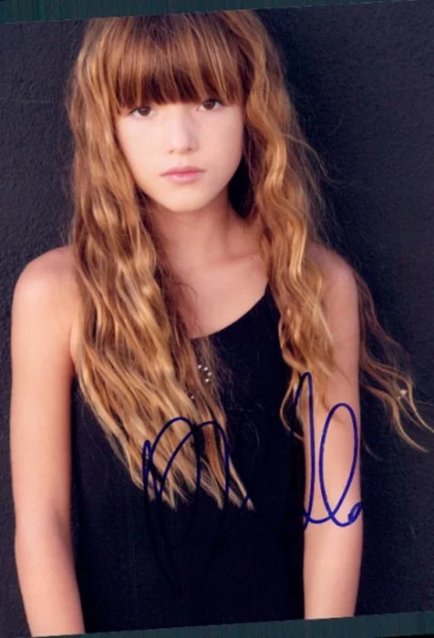 Bella Thorne autograph