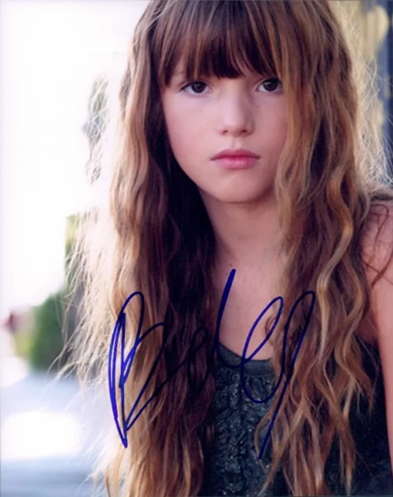 Bella Thorne autograph