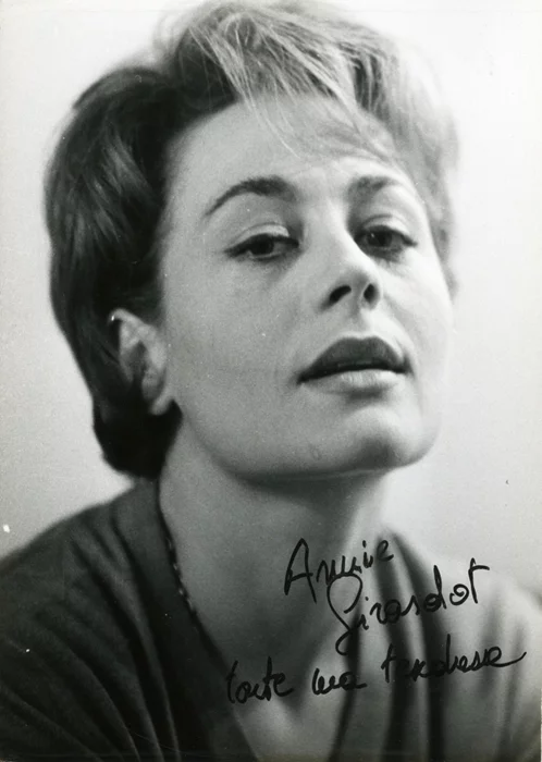 Annie Girardot autograph