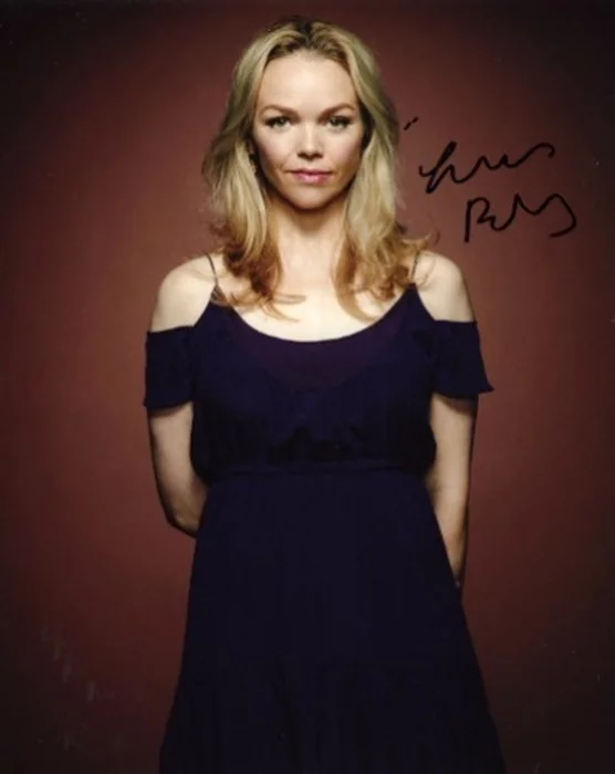 Lauren Bowles autograph