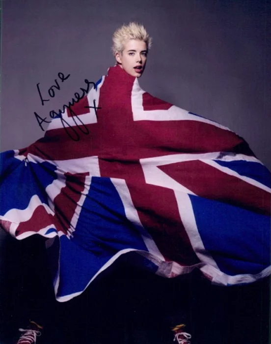 Agyness Deyn autograph