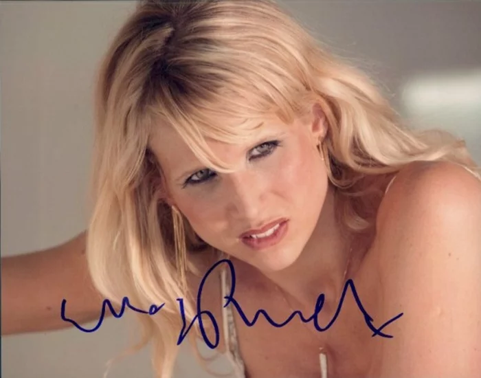 Lucy Punch autograph