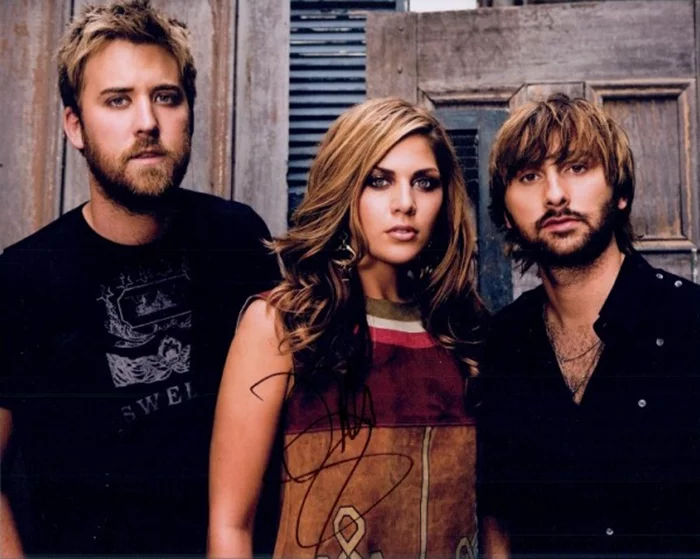 Hillary Scott autograph