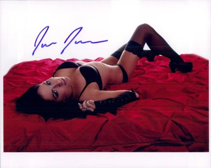 Jaelyn James autograph