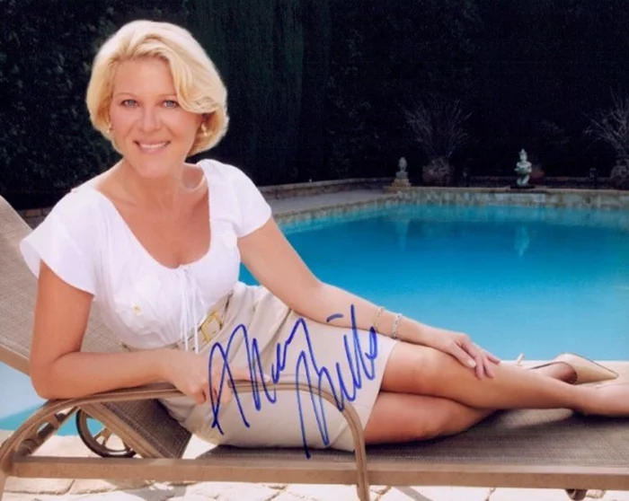 Alley Mills autograph