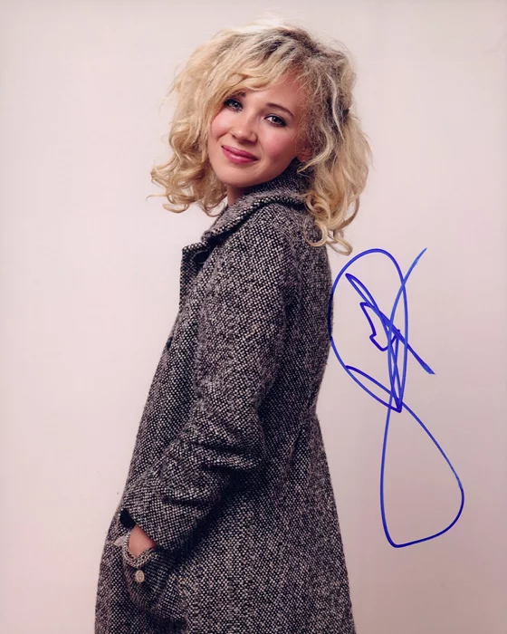 Juno Temple autograph