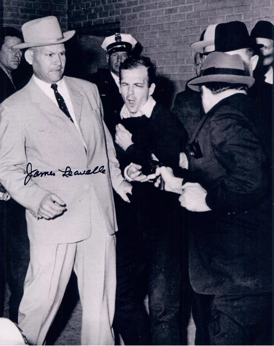 James Leavelle autograph