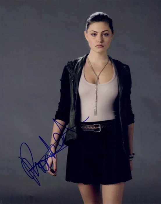 Phoebe Tonkin autograph