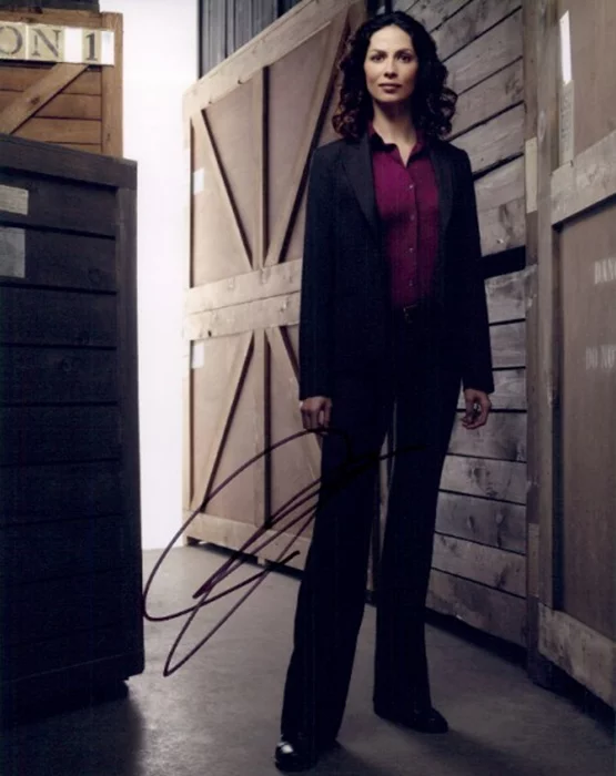 Joanne Kelly autograph